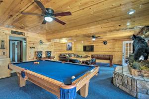 Τραπέζι μπιλιάρδου στο Cozy Ruidoso Cabin with Hot Tub and Game Room!