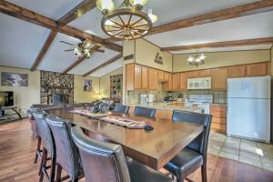 Η κουζίνα ή μικρή κουζίνα στο Cozy Ruidoso Cabin with Hot Tub and Game Room!