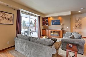 Area soggiorno di Marvelous Manson Condo, Steps to Lake Chelan Beach