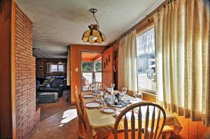 un comedor con mesa y sillas en una habitación en South Fork Log Cabin with Beautiful Mountain Views!, en South Fork