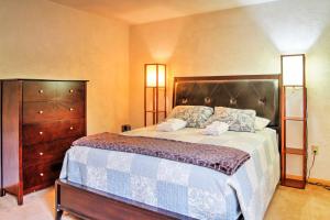 ein Schlafzimmer mit einem großen Bett und einer Kommode in der Unterkunft Scenic Bartlett Home with Deck - 1 Mi to Storyland! in Bartlett
