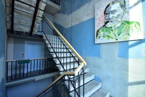 una escalera con una pintura de un hombre en una pared en LIBERECO Aparthotel, en Batumi