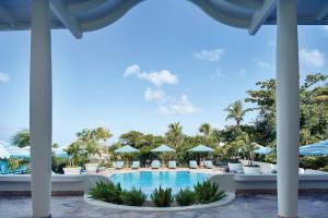 uitzicht op het zwembad van het resort bij La Samanna, A Belmond Hotel, St Martin in Baie Longue