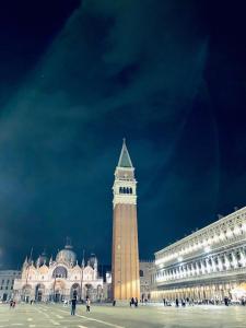 a large building with a clock tower at night at Furlani house 6 in Venice