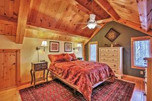 um quarto com uma cama e um tecto de madeira em Luna Stella - West Dover Home 1 Mi to Mt Snow! em West Dover