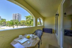 Zdjęcie z galerii obiektu Marco Island Condo with Patio Steps to Beach Access w mieście Marco Island