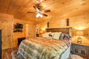 een slaapkamer met een bed en een plafondventilator bij Gatlinburg Cabin with Hot Tub 5 Mi to Downtown in Gatlinburg