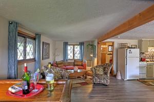 Fotografie z fotogalerie ubytování Lakeview A-Frame Steps to Marina and Old Field Beach v destinaci Lakeview