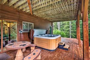 TV a/nebo společenská místnost v ubytování Bear View Lodge about 14 Mi to Breckenridge Resort!