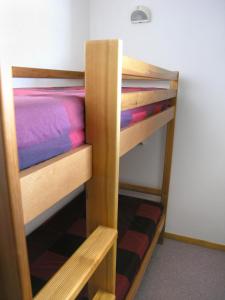 a bunk bed in a room with a bunk bedscribed at Résidence Les Toits du Dévoluy in Le Dévoluy