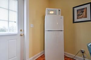 un frigorifero bianco con forno a microonde sopra di Cozy Missouri Retreat with Pool, Pond and Fire Pit! a Berger