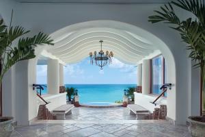 Cette chambre offre une vue sur l'océan. dans l'établissement La Samanna, A Belmond Hotel, St Martin, à Baie Longue