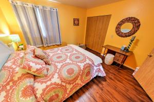 Postel nebo postele na pokoji v ubytování Convenient and Modern Fairbanks Apt - 2 Mi to Dtwn! + 16 fotografií