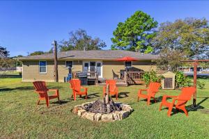 Afbeelding uit fotogalerij van Pottsboro Home on 2 Acres with Hot Tub, Near Marina! in Pottsboro