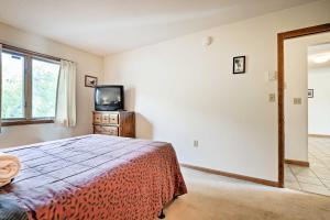 Bartlett Condo with Mountain Views Near Ski Resorts!客房内的一张或多张床位