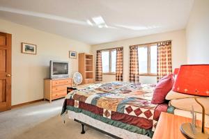 Bartlett Condo with Mountain Views Near Ski Resorts!的电视和/或娱乐中心