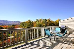 巴特利特Bartlett Condo with Mountain Views Near Ski Resorts!的露台配有两把椅子和一张桌子
