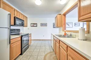 Bartlett Condo with Mountain Views Near Ski Resorts!的厨房或小厨房