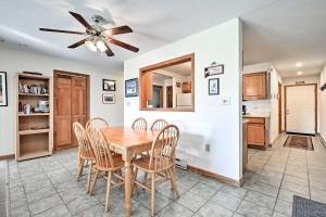 Bartlett Condo with Mountain Views Near Ski Resorts!的厨房或小厨房
