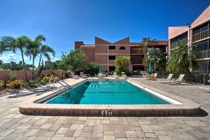 una piscina frente a un edificio en Resort-Style Condo with Pool 19 Miles to Fort Myers, en Burnt Store Marina