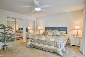 ein Schlafzimmer mit zwei Betten und einem Deckenventilator in der Unterkunft Lakefront Townhome with View in Hot Springs Village! in Hot Springs Village