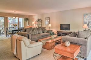 ein Wohnzimmer mit zwei Sofas und einem Fernseher in der Unterkunft Lakefront Townhome with View in Hot Springs Village! in Hot Springs Village