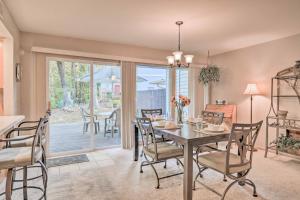 ein Esszimmer mit Tisch und Stühlen in der Unterkunft Lakefront Townhome with View in Hot Springs Village! in Hot Springs Village