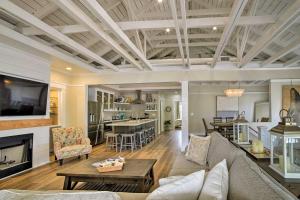 Gallery image of Charming Renovated Avalon Townhome, Walk to Beach! in Avalon