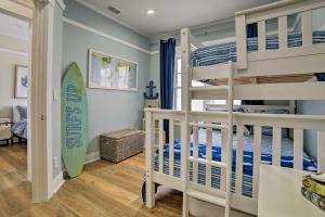 Krevet ili kreveti na kat u jedinici u objektu Charming Renovated Avalon Townhome, Walk to Beach!