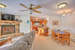Μια τηλεόραση ή/και κέντρο ψυχαγωγίας στο Cozy Riverfront Home with Fire Pit in Houghton Lake!