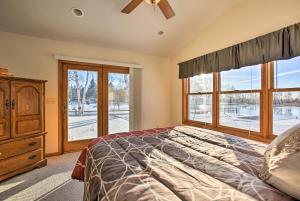 Ένα ή περισσότερα κρεβάτια σε δωμάτιο στο Cozy Riverfront Home with Fire Pit in Houghton Lake!