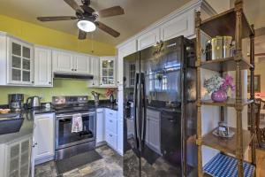
A kitchen or kitchenette at Prescott Home with 2 Patios-6 Min Walk to the Square
