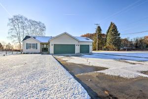 Το Cozy Riverfront Home with Fire Pit in Houghton Lake! τον χειμώνα