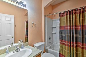 Koupelna v ubytování Pet-Friendly Gem with Yard and Pool Access in Sebring + 15 fotografií
