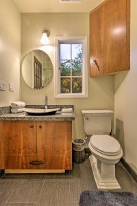 un bagno con un water, un lavandino e uno specchio di Updated Menlo Park English Tudor Garden Cottage! a Menlo Park