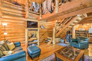 Cabaña de madera con sala de estar con paredes de madera. en Cozy Glacier Park Log Cabin - Best in the West! en Essex