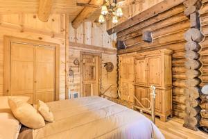 Una cama o camas en una habitación de Cozy Glacier Park Log Cabin - Best in the West!