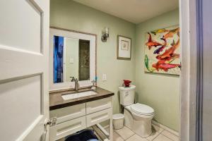 Koupelna v ubytování Steps to Avalon Bay Sunny Catalina Island Home! + 16 fotografií