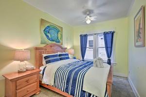 Sunny Catalina Island Home - Steps to Avalon Bay! tesisinde bir odada yatak veya yataklar
