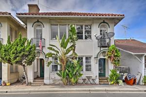 una casa blanca con plantas delante en Sunny Catalina Island Home - Steps to Avalon Bay!, en Avalon