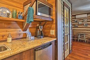 cocina con fregadero y microondas en Gruene Cabin - Pet Friendly New Braunfels Studio en New Braunfels