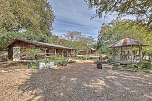 une grange avec un kiosque et un bâtiment dans l'établissement Gruene Cabin - Pet Friendly New Braunfels Studio, à New Braunfels