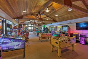 Galeriebild der Unterkunft Truckee Condo with Pool Access, Close to Lake Tahoe in Truckee