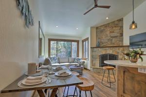 Χώρος καθιστικού στο Walk to Ski Shuttle Truckee Condo with Hot Tub