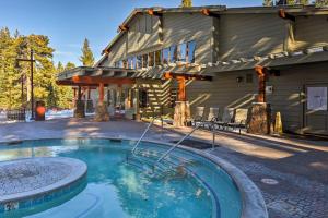 Swimmingpoolen hos eller tæt på Truckee Condo with Pool Access, Close to Lake Tahoe
