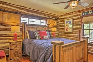 Custom Texas Cabin Studio - 5 Min to Gruene Hall tesisinde bir odada yatak veya yataklar