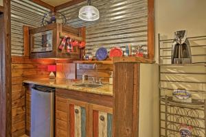 Custom Texas Cabin Studio - 5 Min to Gruene Hall tesisinde mutfak veya mini mutfak
