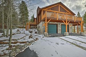 Granby House with Deck, Mtn View - 2 Mi from Skiing! ในช่วงฤดูหนาว
