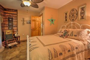 Postel nebo postele na pokoji v ubytování Beaver Creek Lodge - Huntington Home with Pond!
