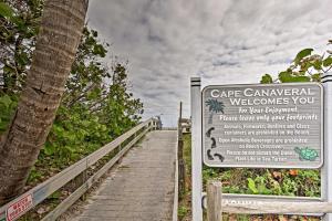 una señal para un campamento de coches en la playa en Cape Canaveral Cottage with Pool - Walk to Beach!, en Cabo Cañaveral